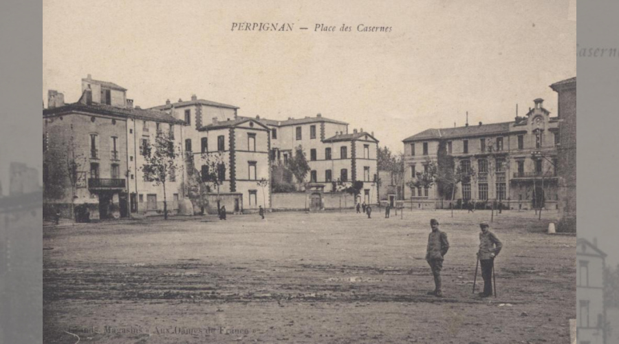 Photo ancienne : la place des casernes bordée par le collège avec 2 militaires au premier plan