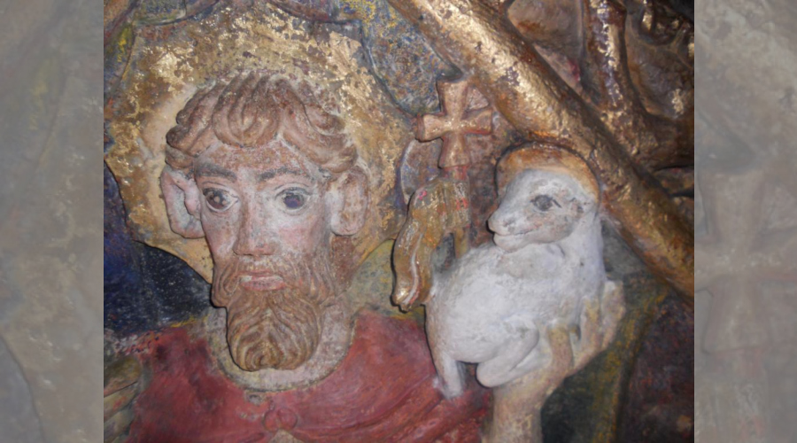 Détail d'une clé de voûte sculptée:tête de saint Jacques portant l'agneau dans sa main gauche