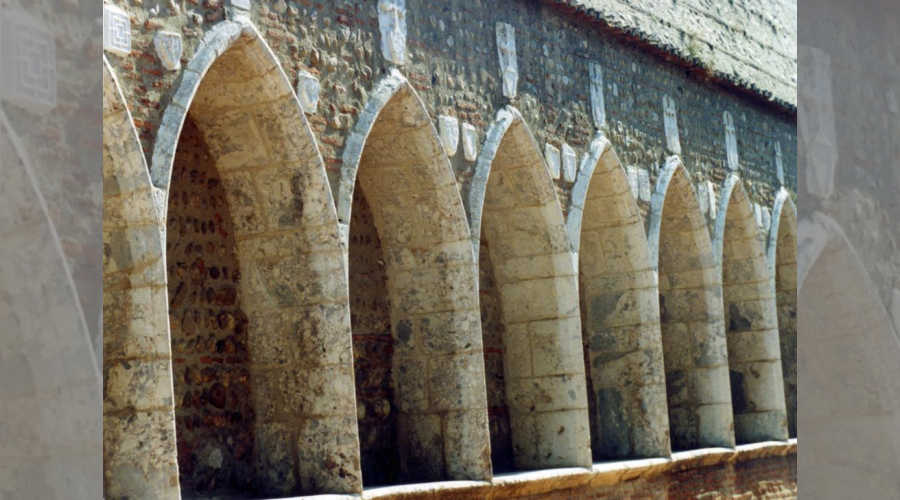 Les niches d'enfeux avec arc en ogive;blasons des familles des défunts sur les murs