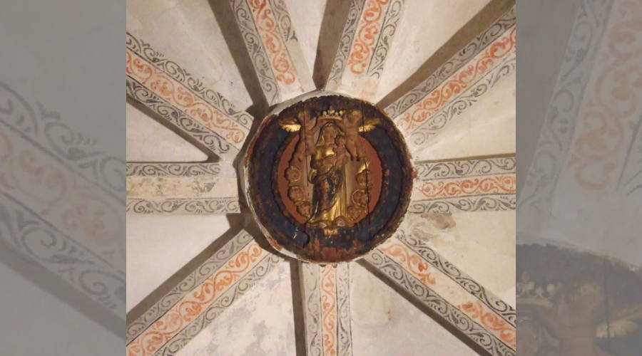 Clef de voûte de l'église conventuelle :vierge dorée tenant Jesus dans les bras, 2anges la couronne