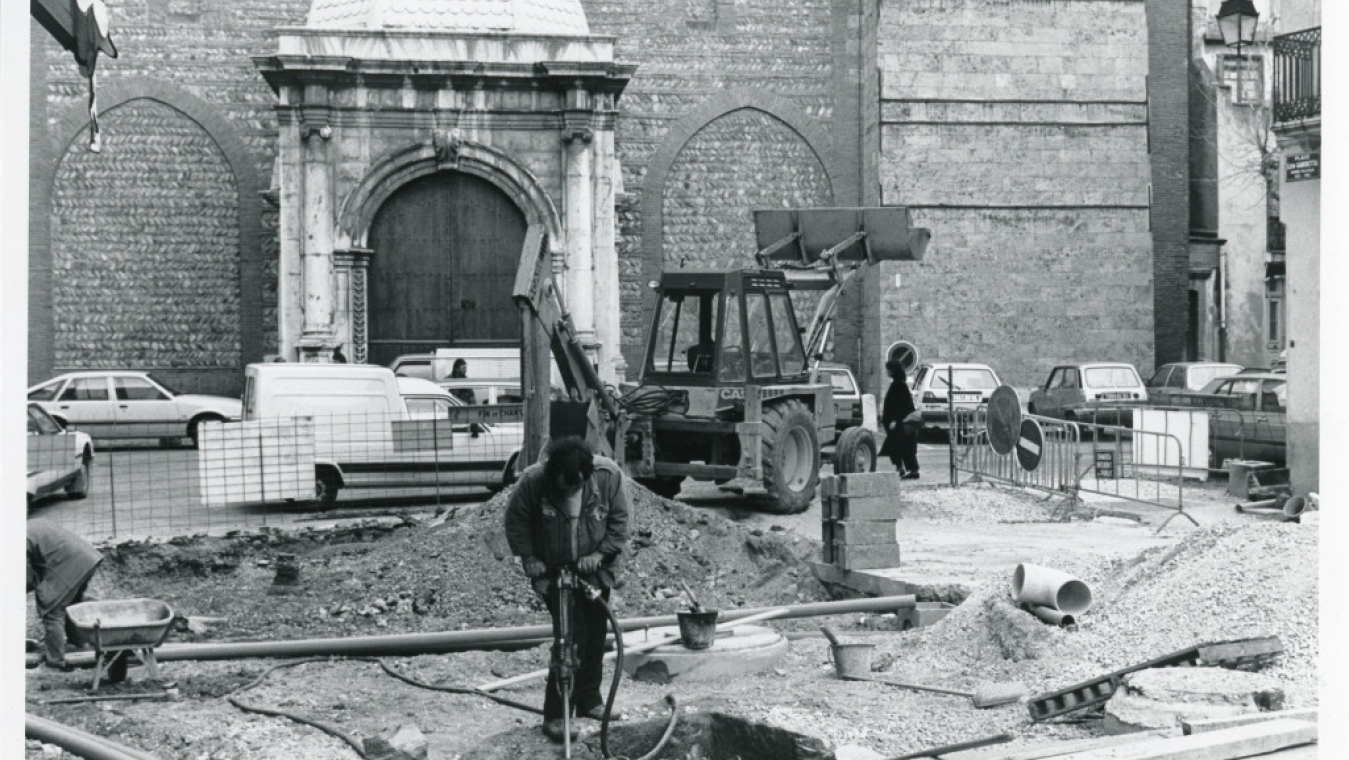 Travaux d’installation de la fontaine sur la place Gambetta, sd, AMCFP (service photo ville Perpignan)