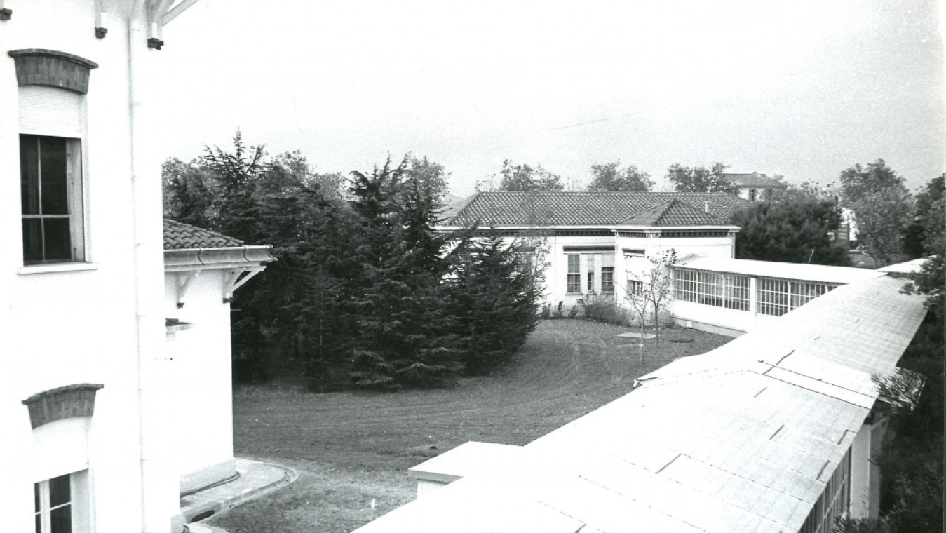 Construction reliant deux pavillons, coll CHG