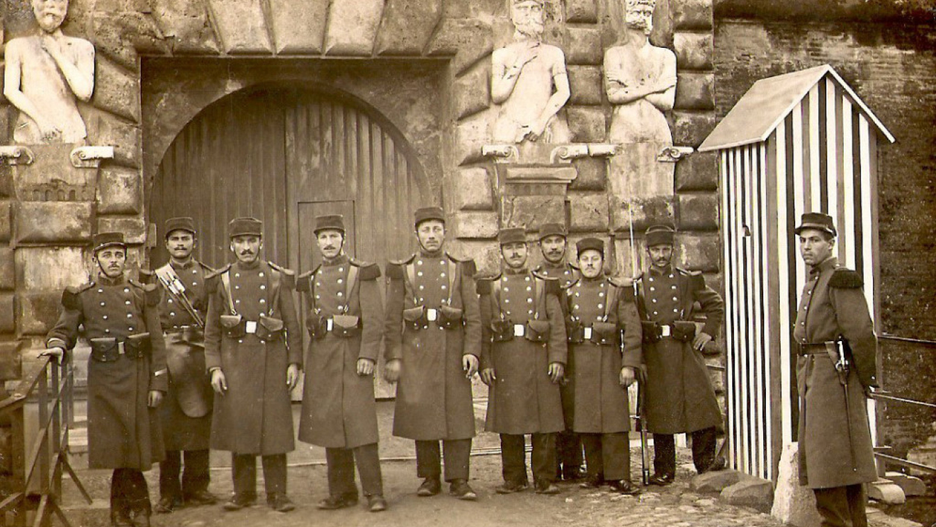 Le 53e régiment d’Infanterie devant la porte d’entrée (Philippe II) de la Citadelle, collection Renaud Martinez