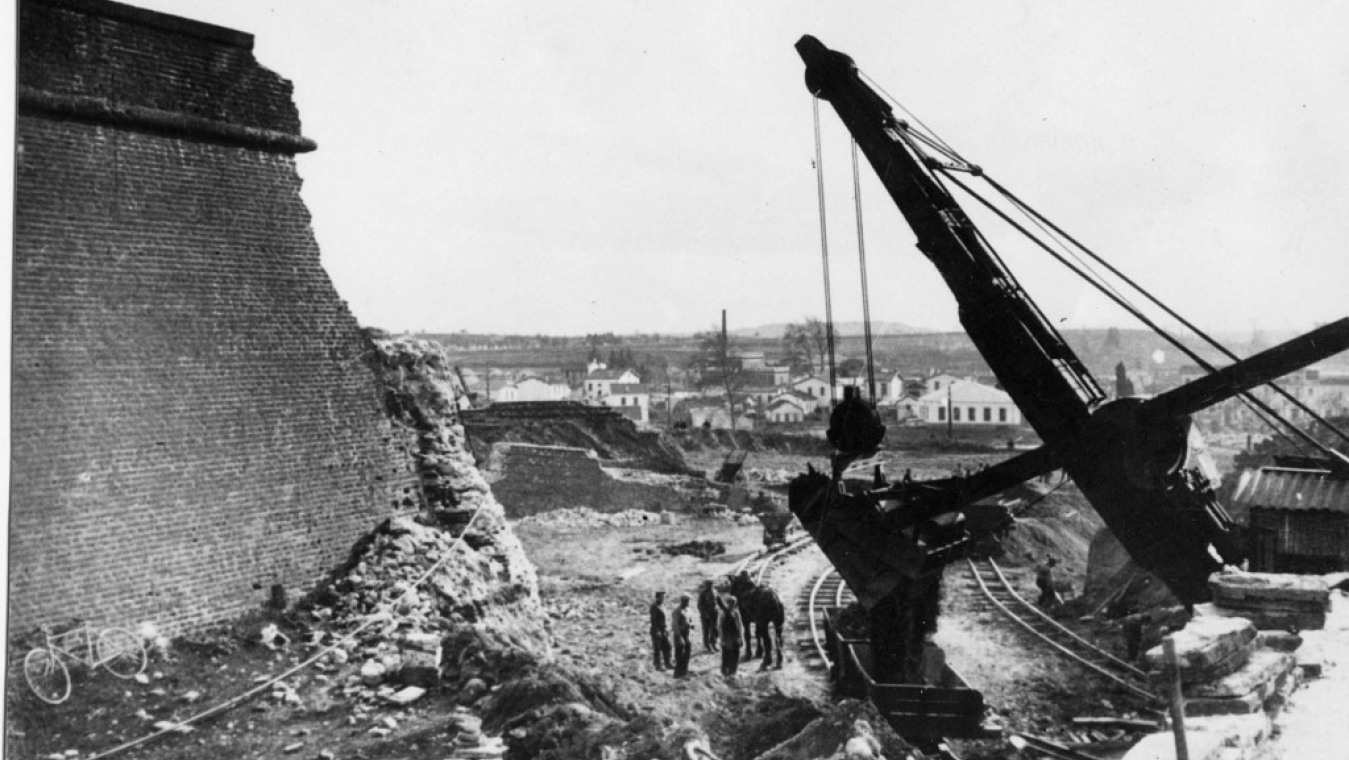 Destruction des remparts Nord.