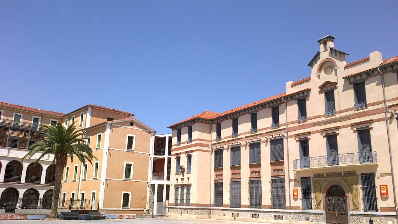 À droite, école primaire supérieure garçons de Léon Baille, 1898-1901.