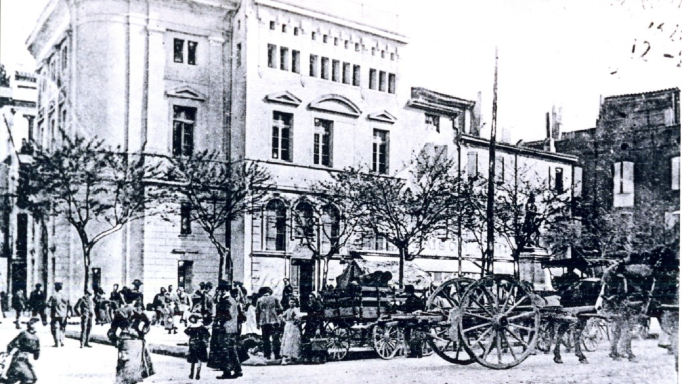 La Bourse du Travail, fondée dès 1872, temple des travailleurs à l'architecture néoclassique.