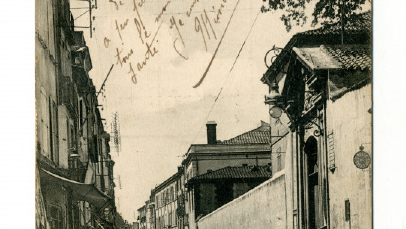 Rue Saint-Martin (actuelle rue Foch), vers 1900. A droite, l’entrée et le mur de l’hôpital militaire, coll. CCC