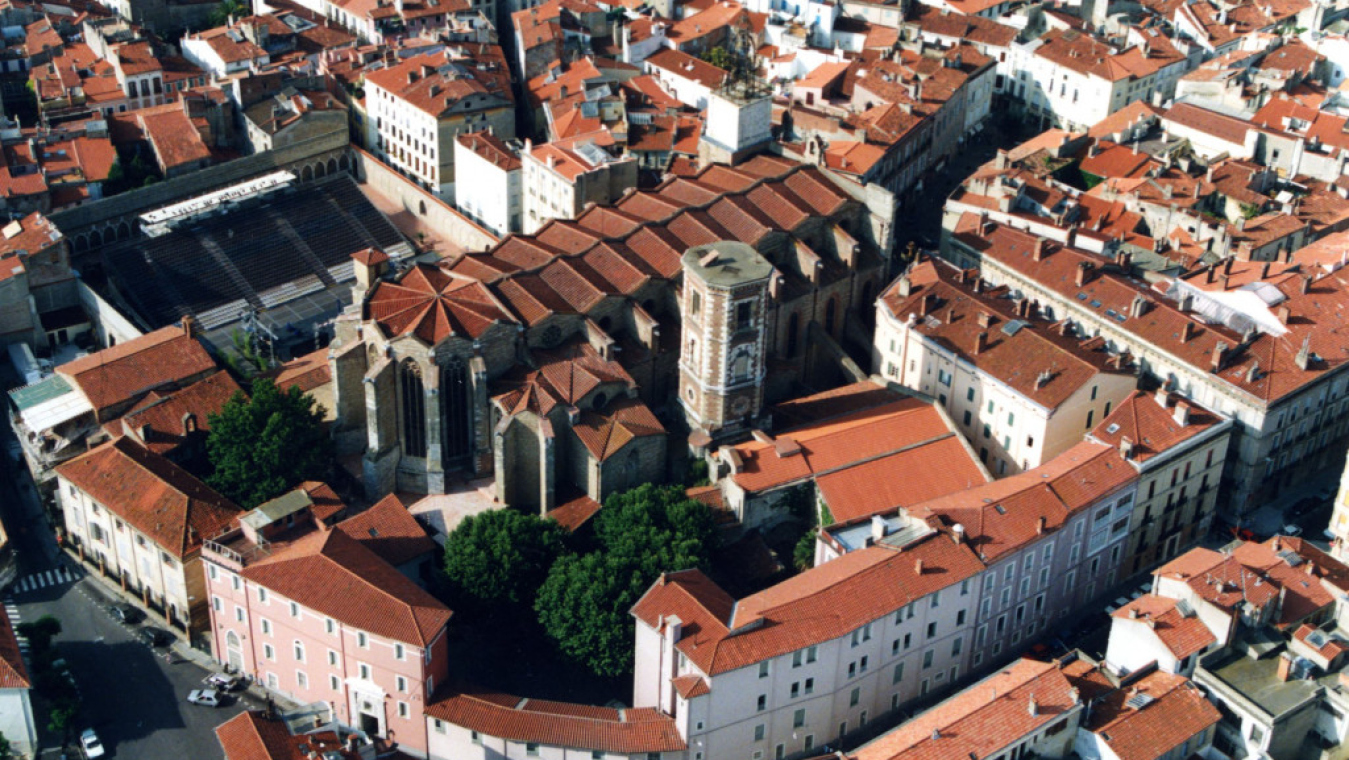 Vue aérienne de l’ensemble cathédral, vers 1995, AMCFP,  photo Ville de Perpignan.