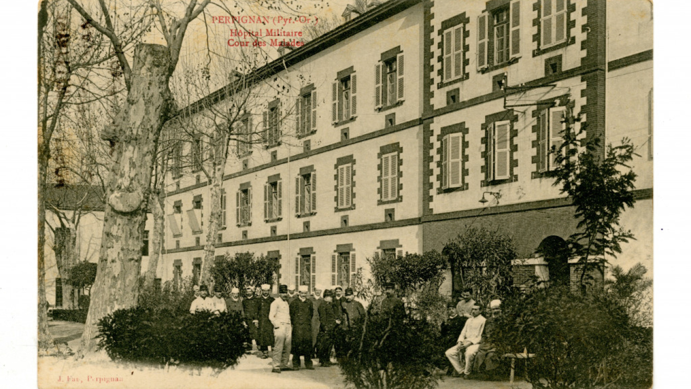 Cour des malades, hôpital militaire, coll CCC