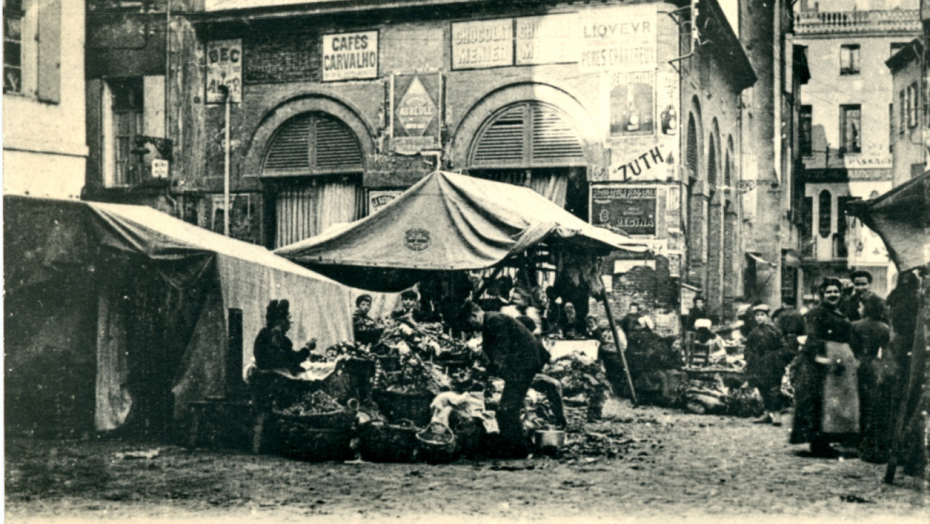 La place du marché neuf devenu place des Poilus. (Collection club cartophile catalan)