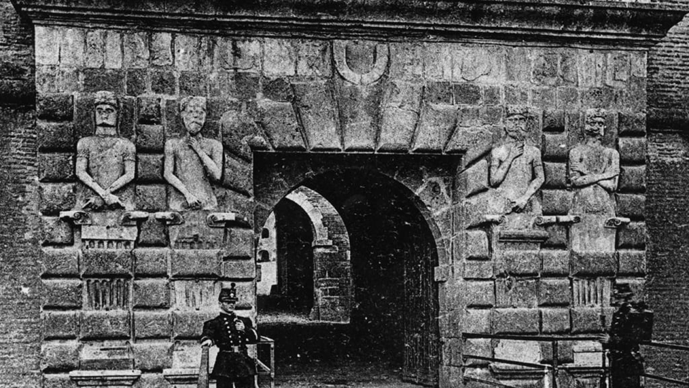 Entrée monumentale de la citadelle datant de l’époque de Philippe II