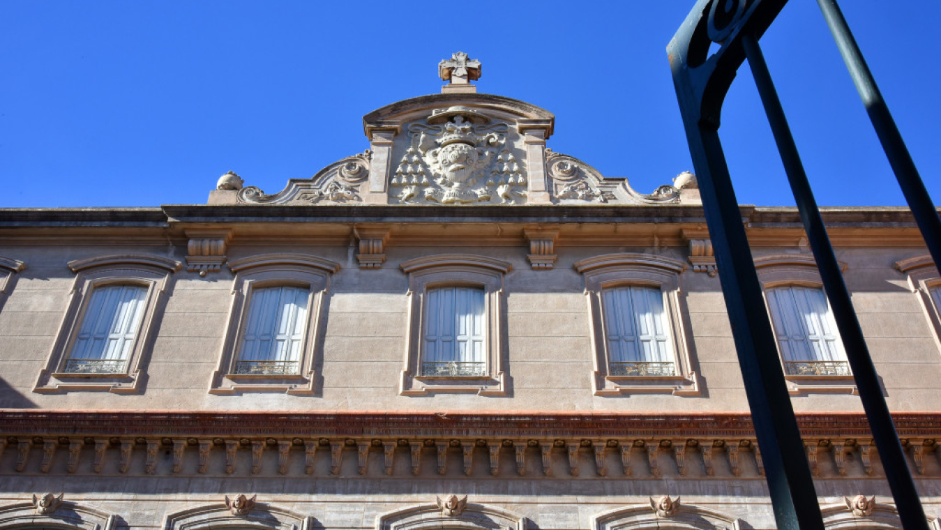 Front de la façade sur rue aux armes de Msg Carsalade du Pont
