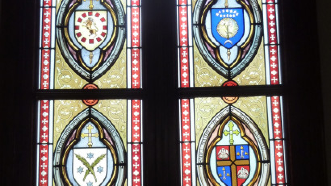 Vitraux représentant les armoiries des évêques du diocèse de Perpignan-Elne