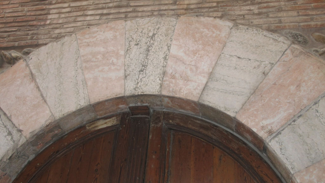 Arc en marbre bicolore du portail