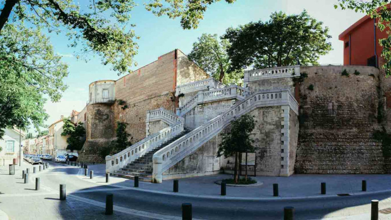 Le rempart médiéval interrompu par l'escalier Molière