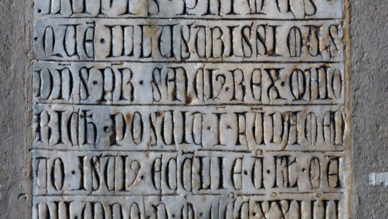 Une des deux premières pierres, posée par le roi Sanche de Majorque, en 1324