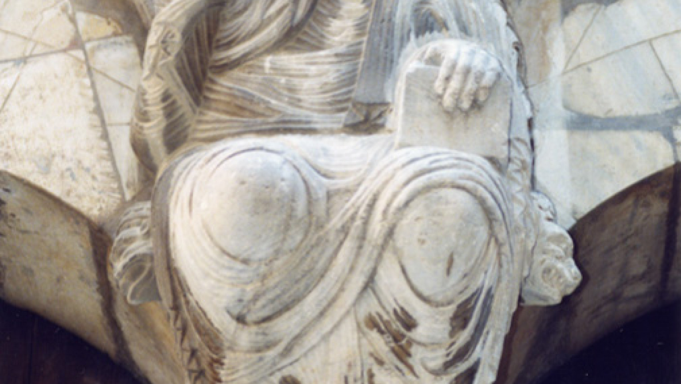 Le Christ en majesté sculpté sur le pendentif séparant les deux arcs du tympan