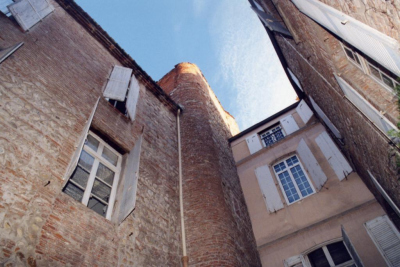 N°1 Cour et tourelle d'escalier :façade en brique