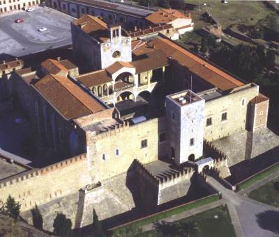fortifications massives du palais ; chapelles du roi et de la reine, une élégante galerie couverte, la cour intérieure