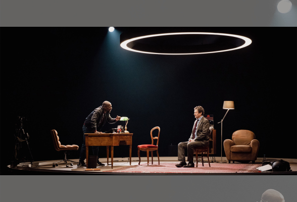 Photo N°1 : THÉÂTRE - À HUIS CLOS