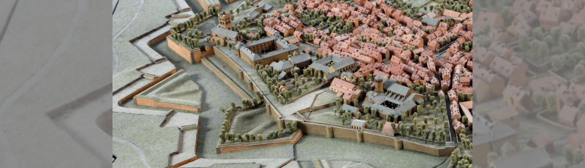 Plan relief avec les remparts conservés pour soutenir la colline du puig et ses édifices