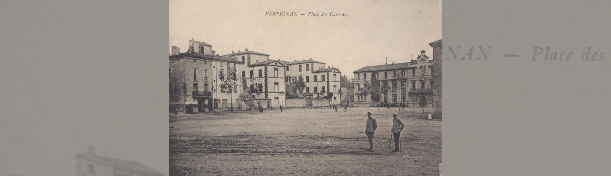 Photo ancienne : la place des casernes bordée par le collège avec 2 militaires au premier plan