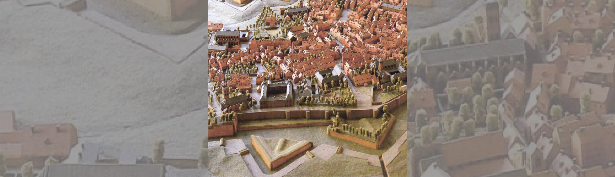 Détail de la maquette de la ville en 1686 montrant l'église Saint jacques dominant les remparts 