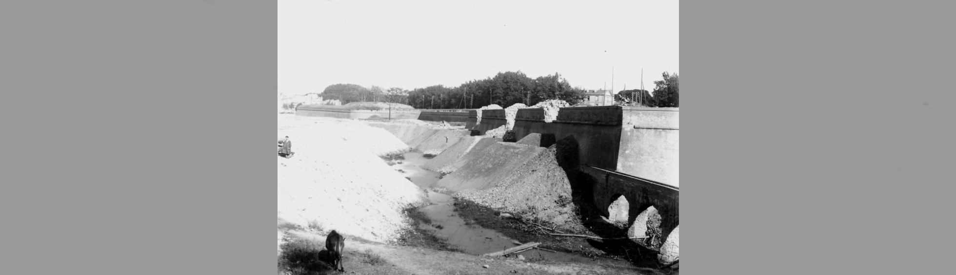 La démolition des remparts du bastion des capucins avec à droite le canal des capucins