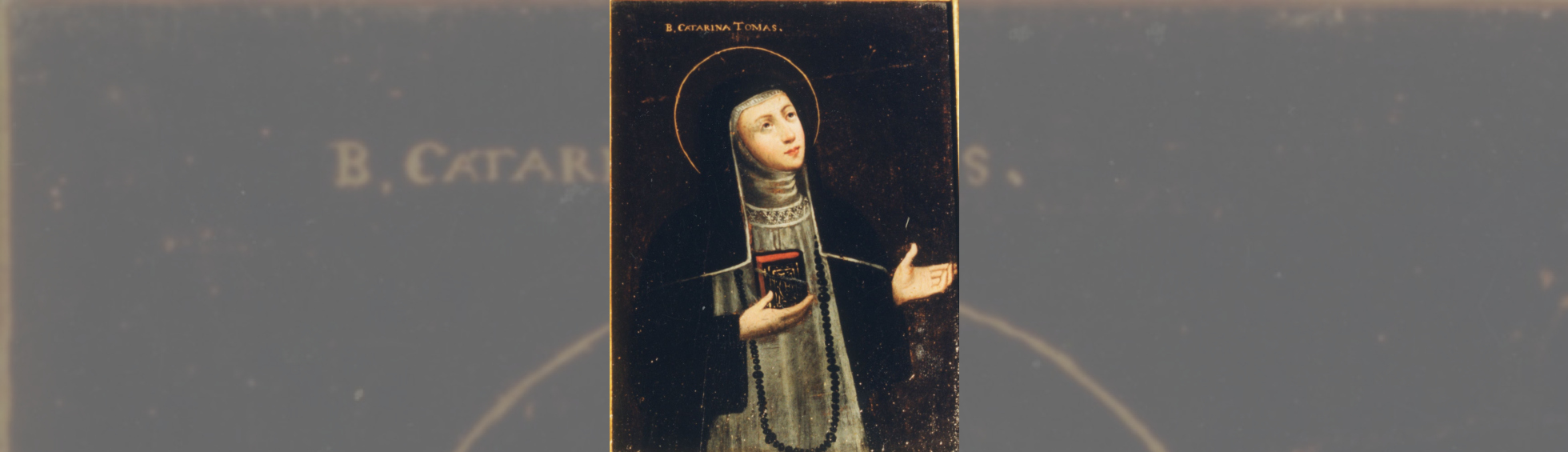 Portrait de Sainte Catherine Tomas:auréolée d'or en habit noir avec un long collier noir,tenant une bible,