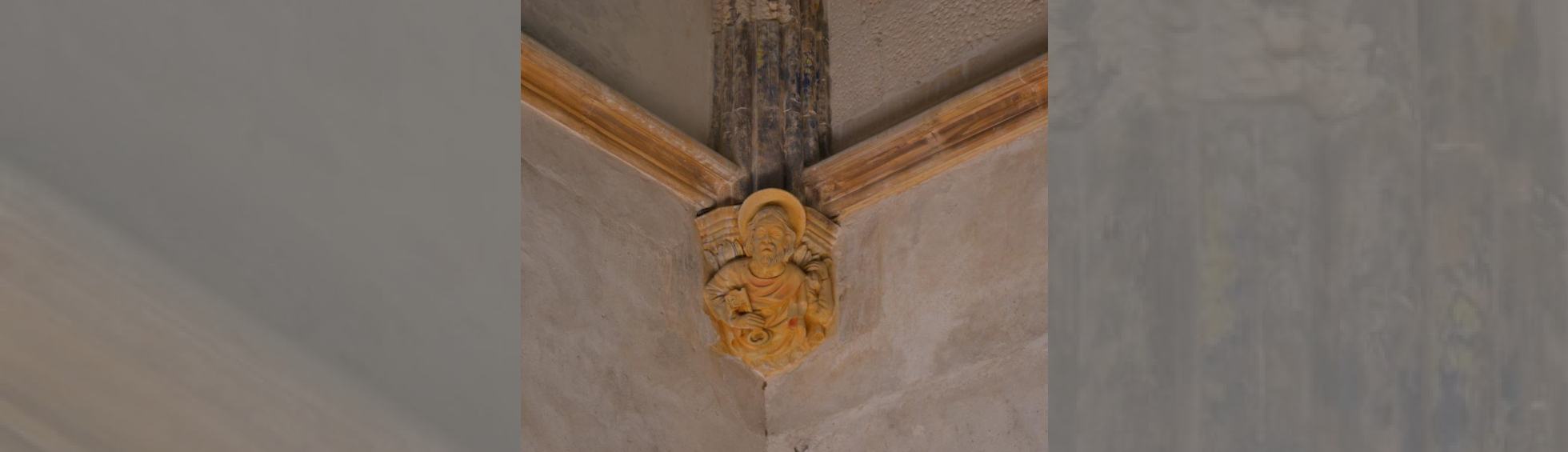Départ de croisée d'ogive sculpté ;personnage de Saint Pierre tenant une clef