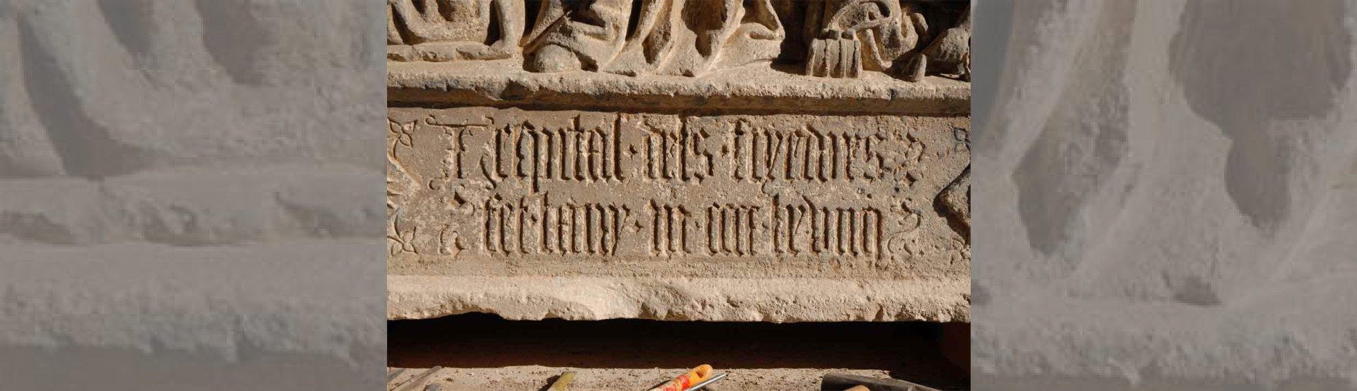 Inscription: l'hosptital dels tixadors  fit lani 1469 en chiffre romain et lettres gothiques