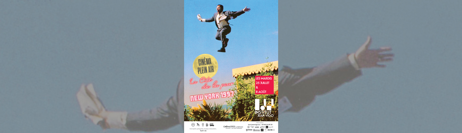 Cinéma en plein air - photo couleur homme qui saute en l'air