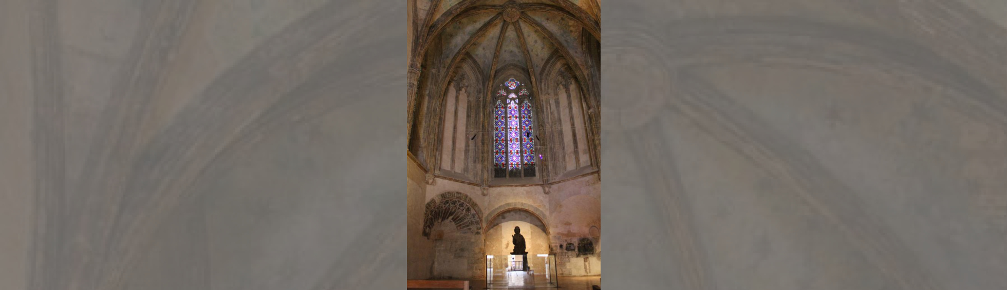 Choeur de la chapelle haute , vitrail à motifs géométriques  , croisée d'ogive avec décor de ciel étoilé.