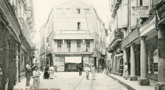 photo ancienne avec la colonnade de la rue de la Barre ,les rails de tram et les pavés