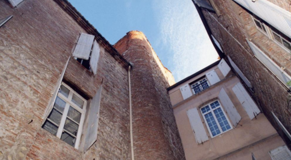 N°1 Cour et tourelle d'escalier :façade en brique